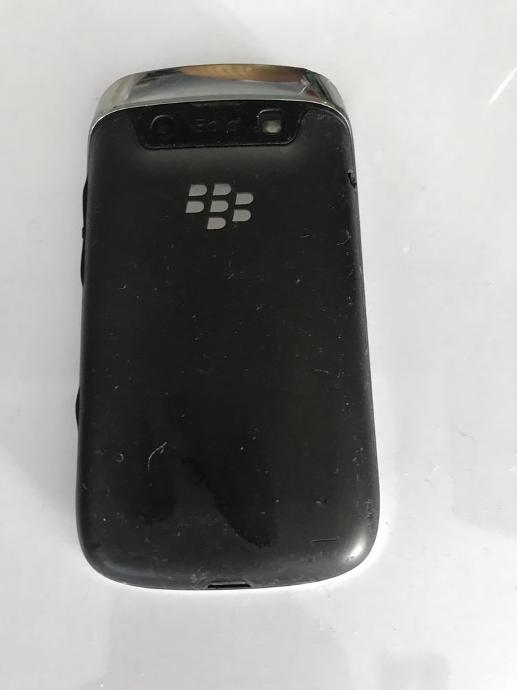 Telefon Black Berry z ładowarką