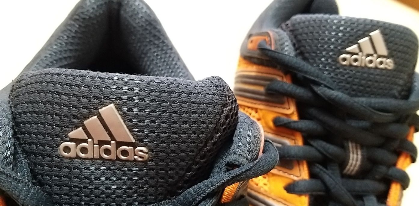 Ténis da Adidas.