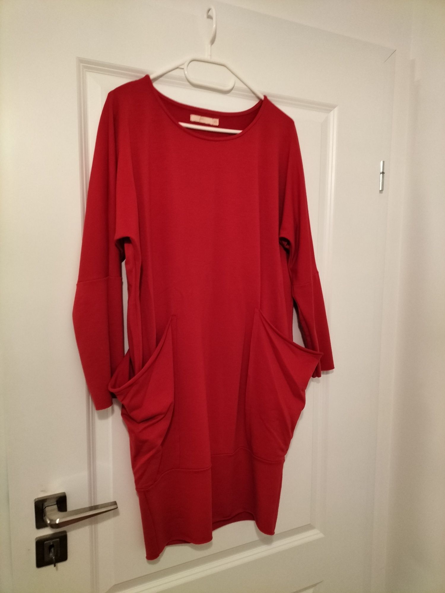 Sukienka/tunika kolor czerwony ,kieszenie , elastyczna,dzianinowa