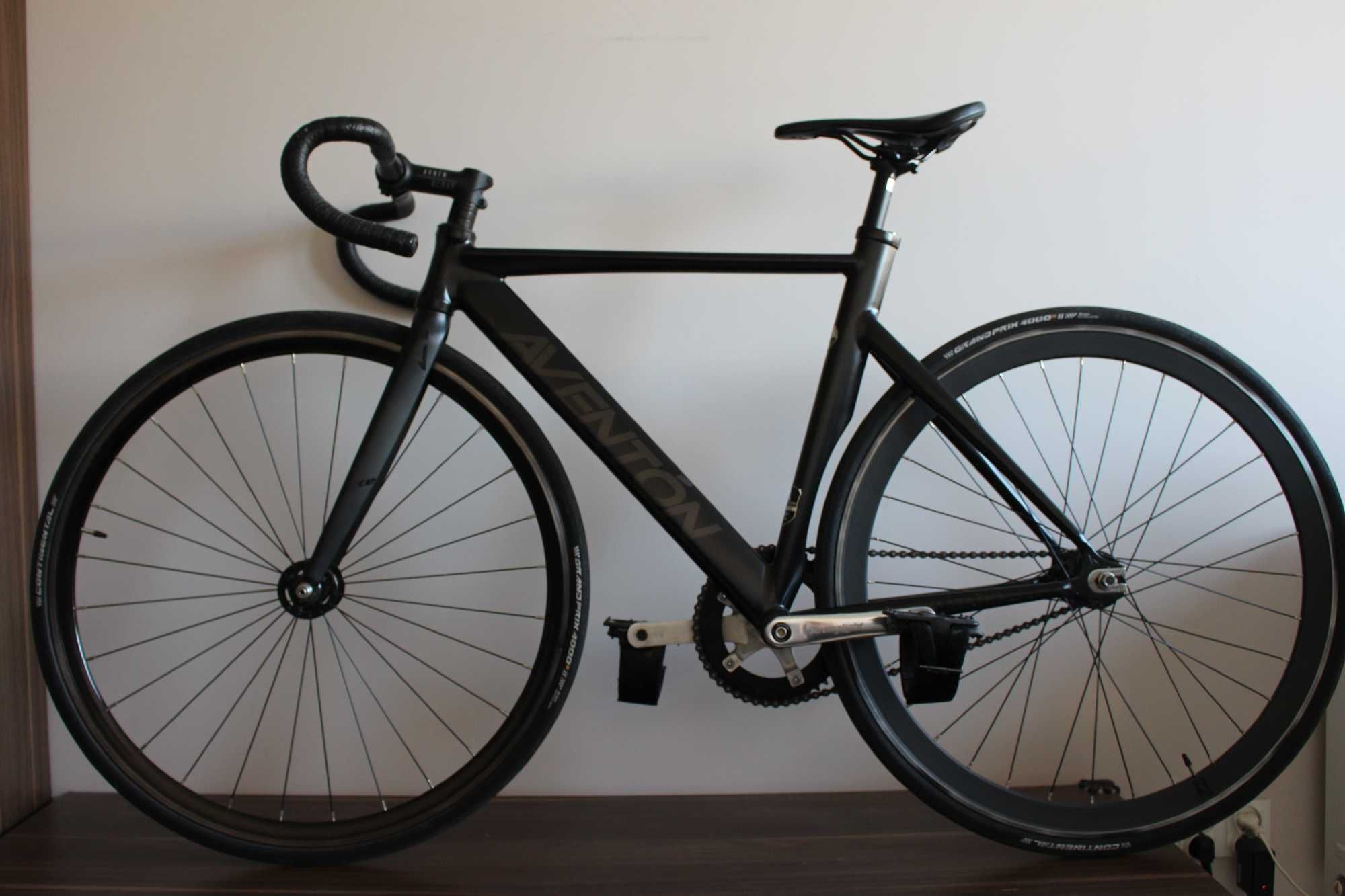 Rower torowy ostre koło Aventon MATARO 49