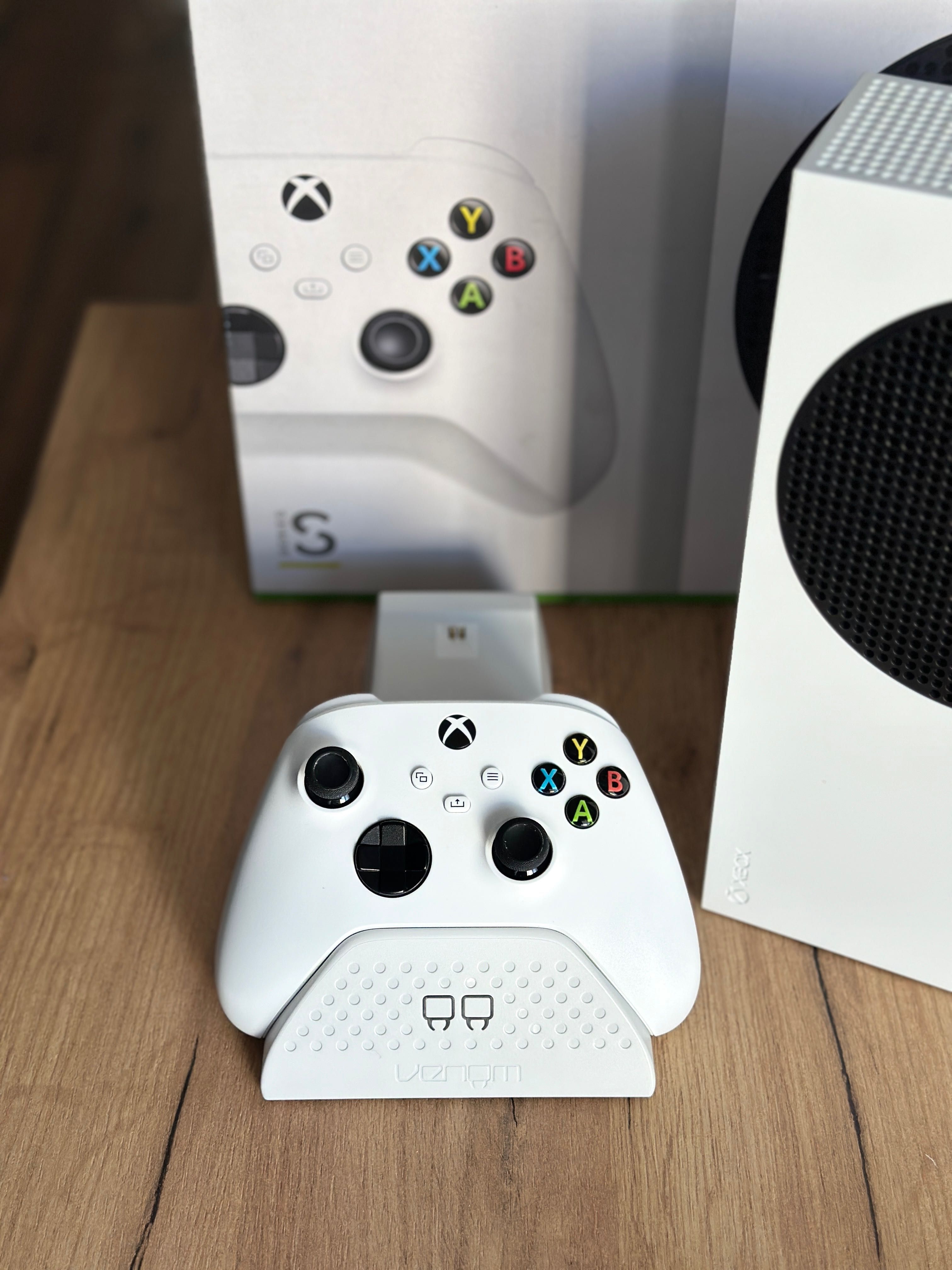 Xbox Series S 512GB + stacja ładująca do padów