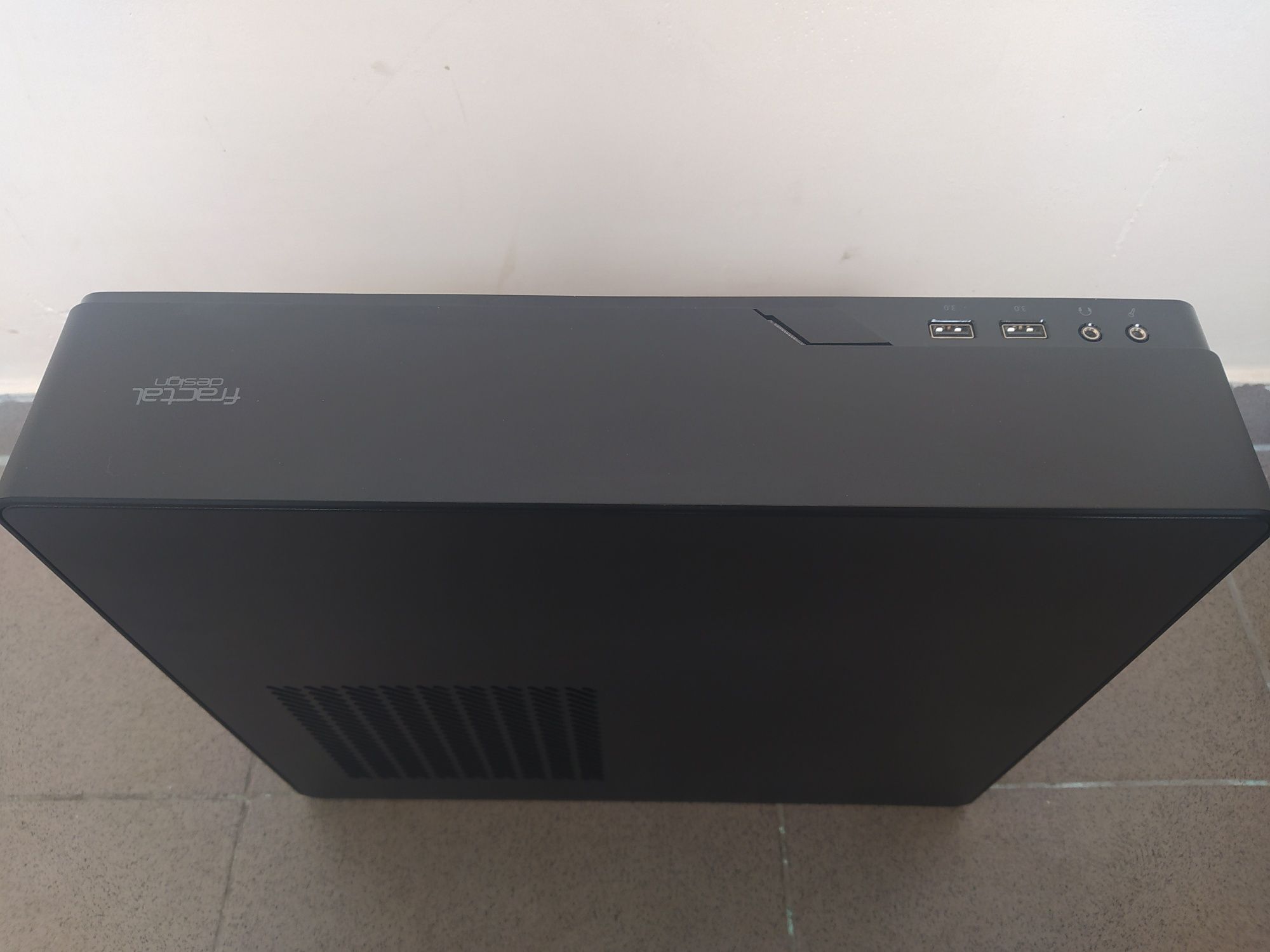 Корпус Fractal design NoDe 202