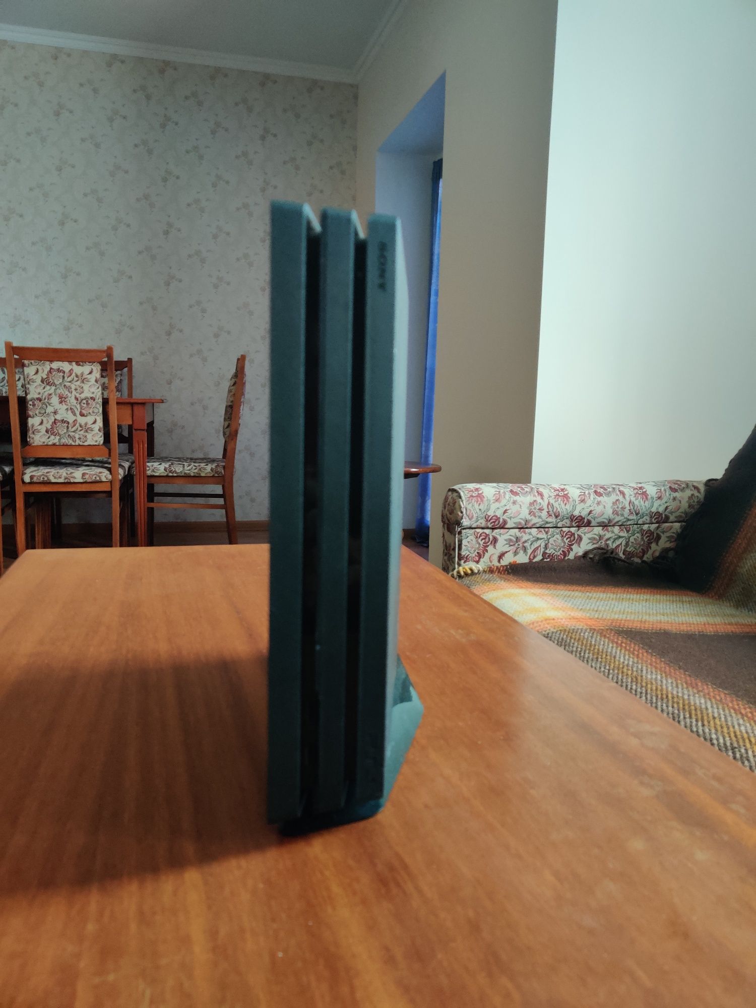 PlayStation 4 pro 2 tb