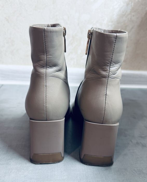 Ботильйони шкіряні бежеві Estro 37р.