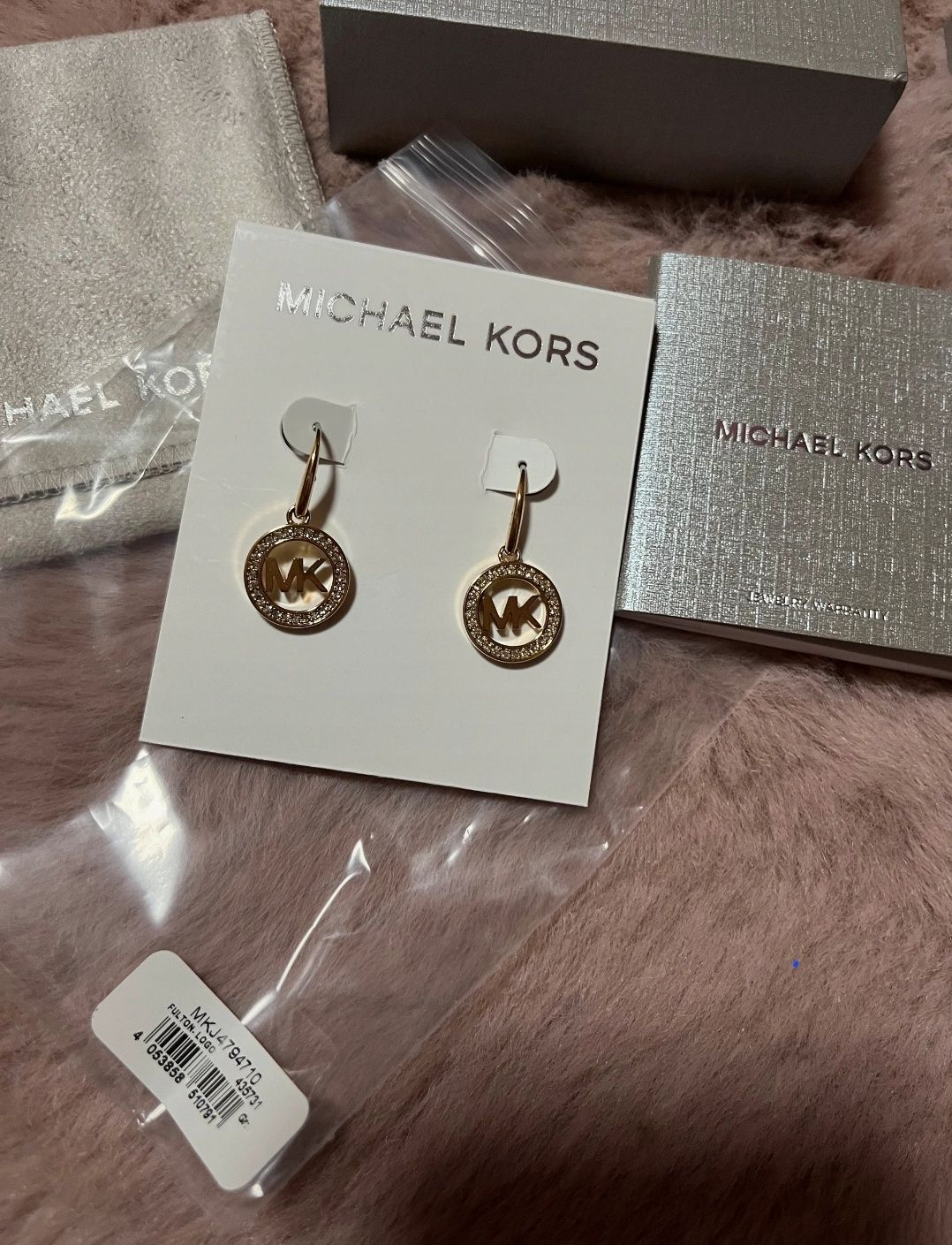 Michael Kors kolczyki wiszące kolor złoty z logo MK pudełko i woreczek