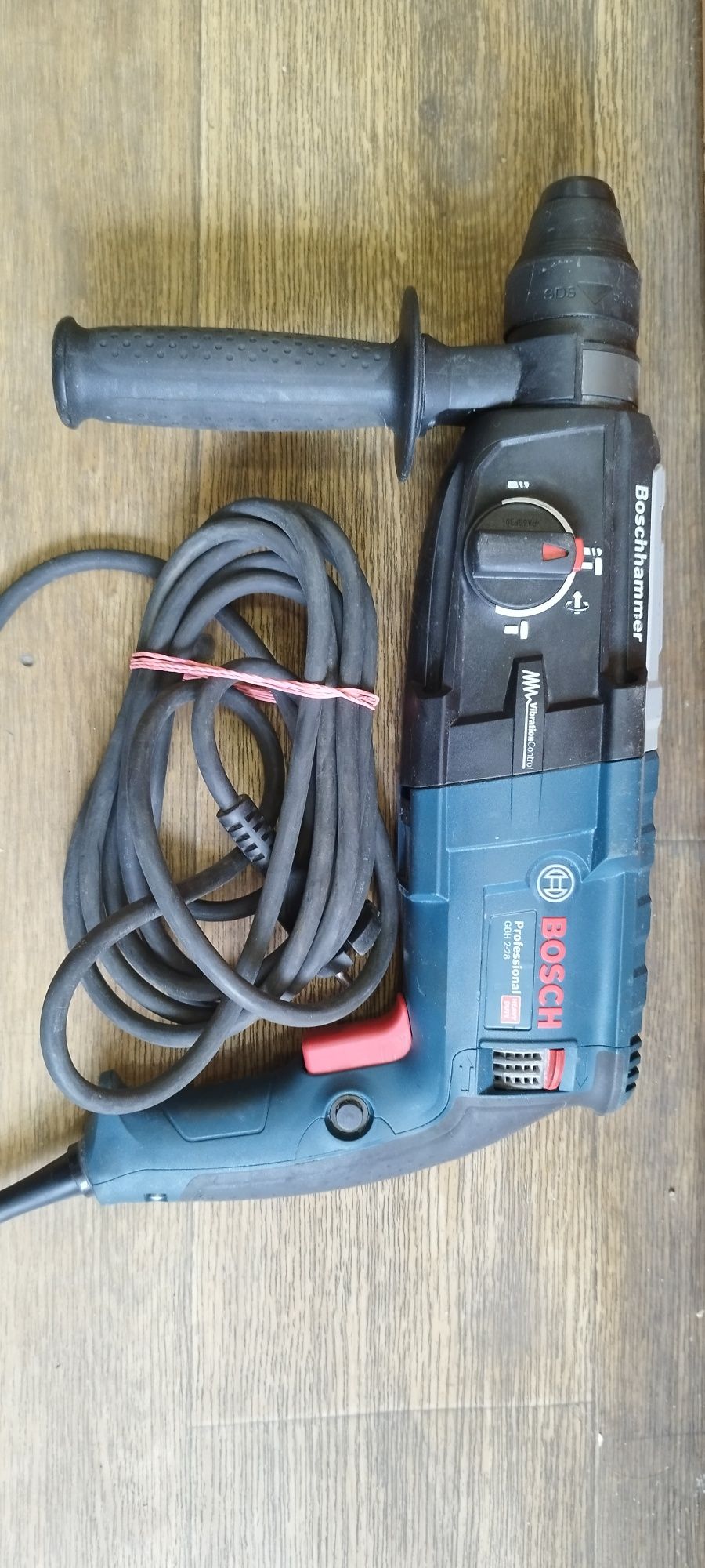 Продам перфоратор Bosch GBH 2-28