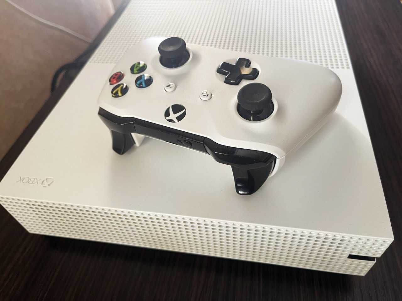 Приставка Xbox One S 500Gb в идеале с дисками