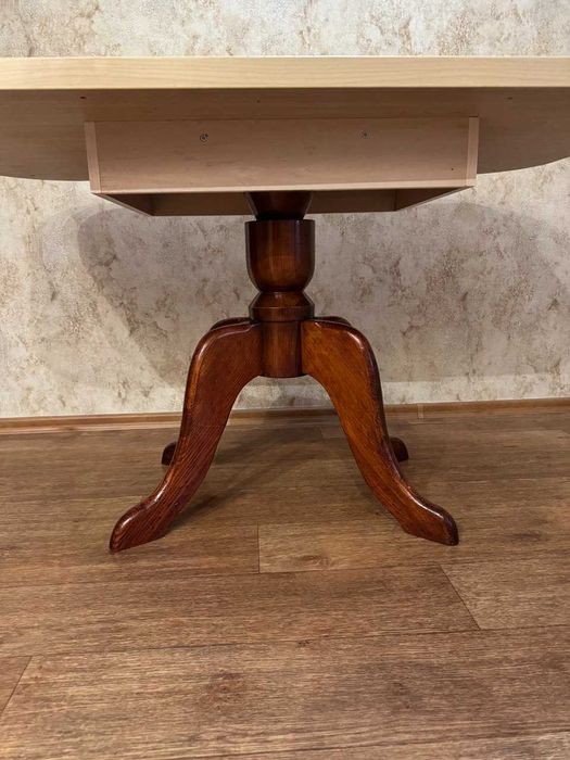 Кухонний гарнітур : стіл  і 3 табурети