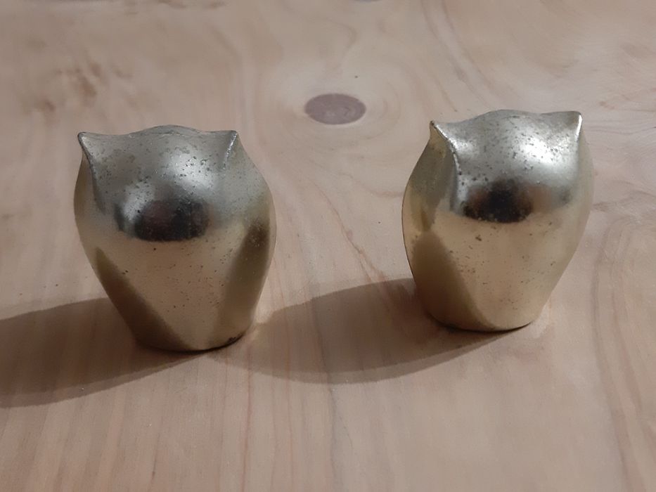 2 corujas em metal