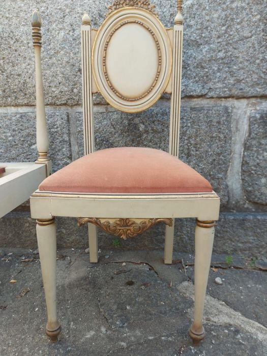 2x Camas de Solteiro Vintage c/ Capitonê + Cadeira | Estilo Clássico