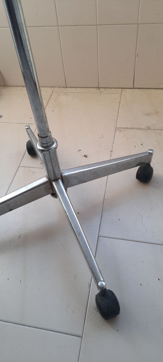 Suporte com pé para papagaio