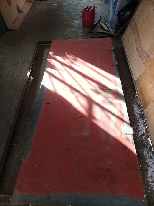 Дверь металлическая входная б/у