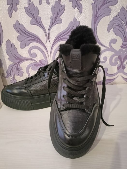 Жіночі шкіряні кросівки утепленні, на натуральній цегейці