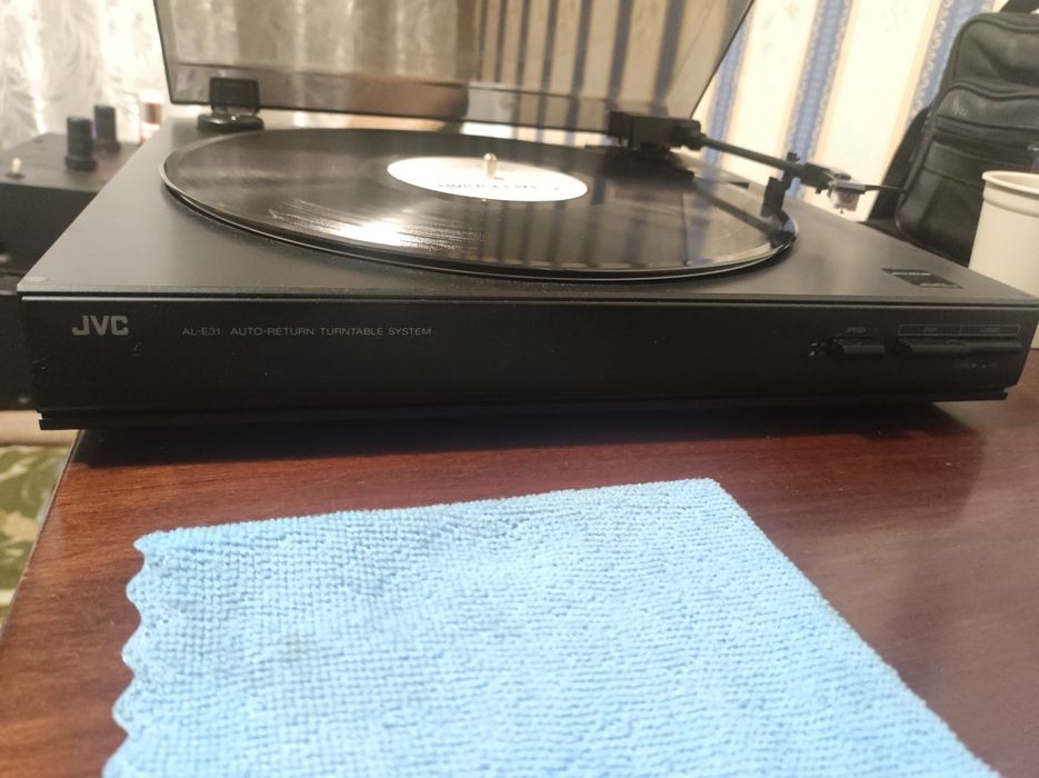 Виниловый проигрыватель JVC