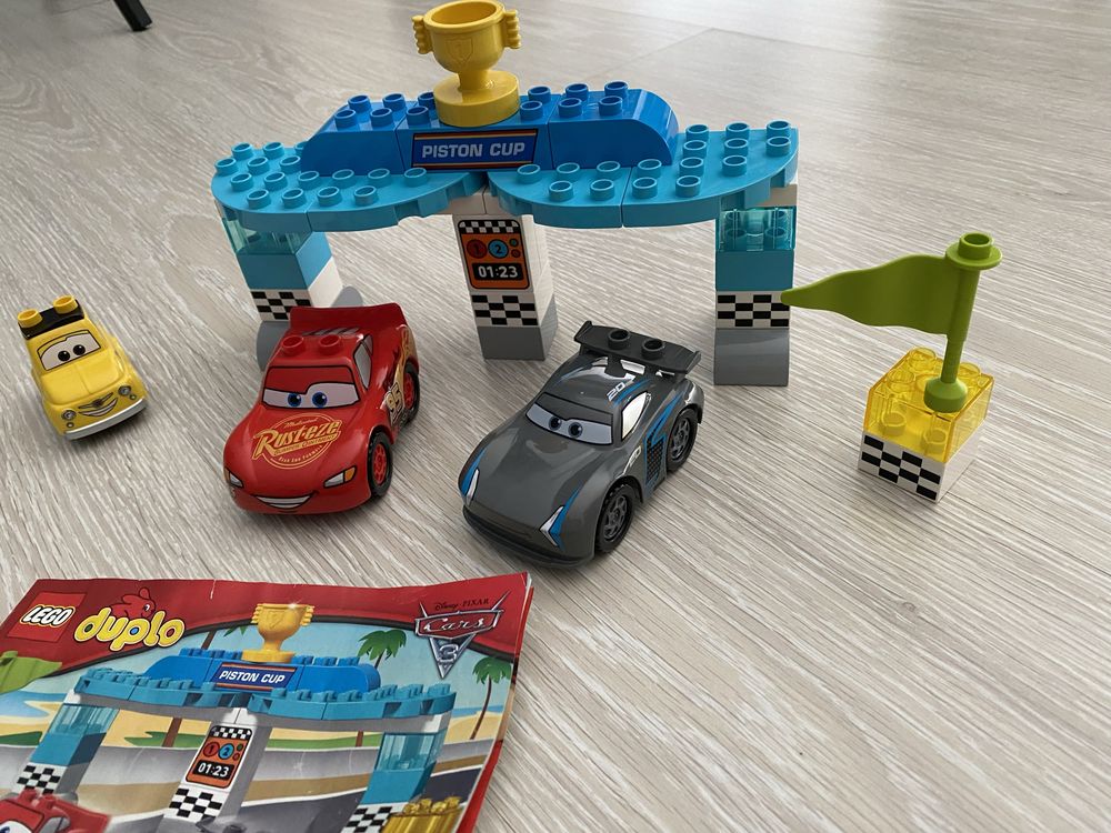 LEGO Duplo Piston Cup Race