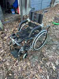 Wózek inwalidzki stawiający w pion
