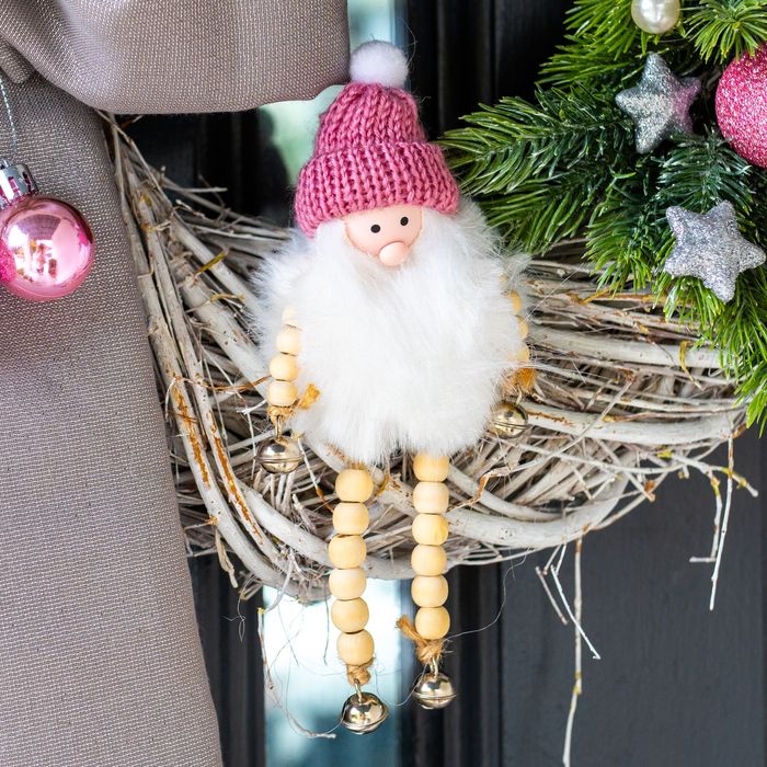 Świąteczny wianek w odcieniach różu i srebra