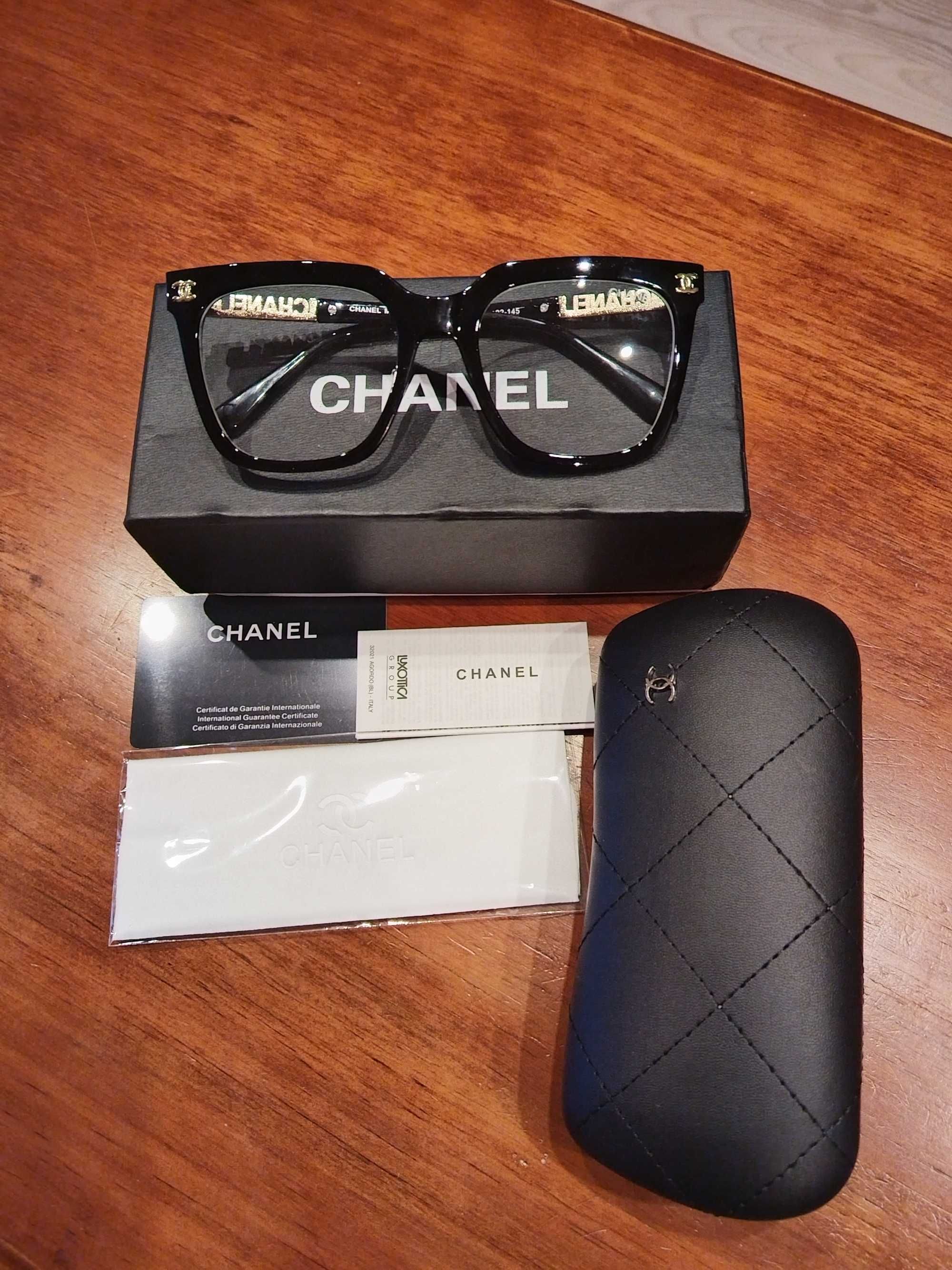 Okulary oprawki Chanel.