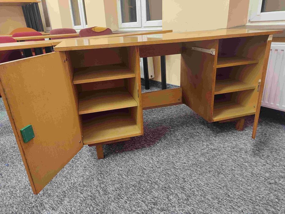 solidne biurko z półkami