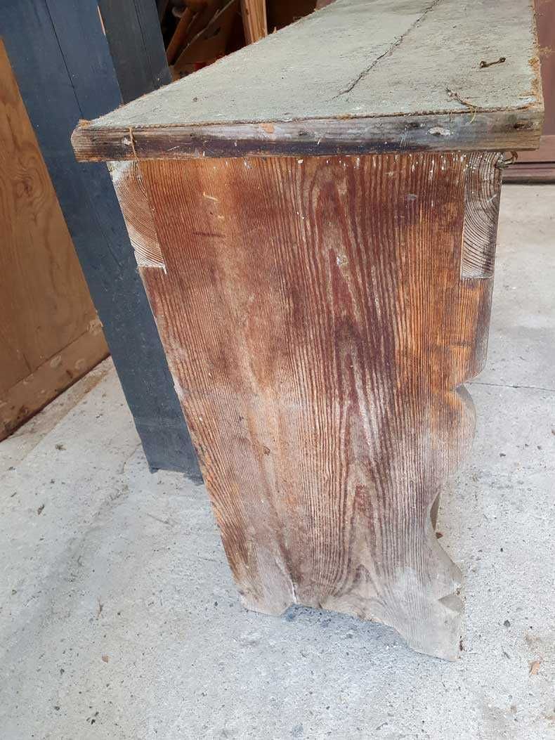 Stara ławka ze schowkiem