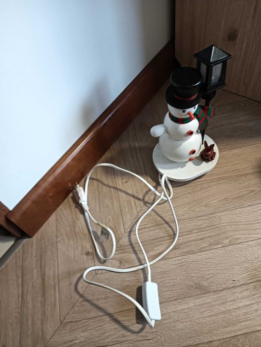 Bałwanek drewniany lampka stołowa na kabel