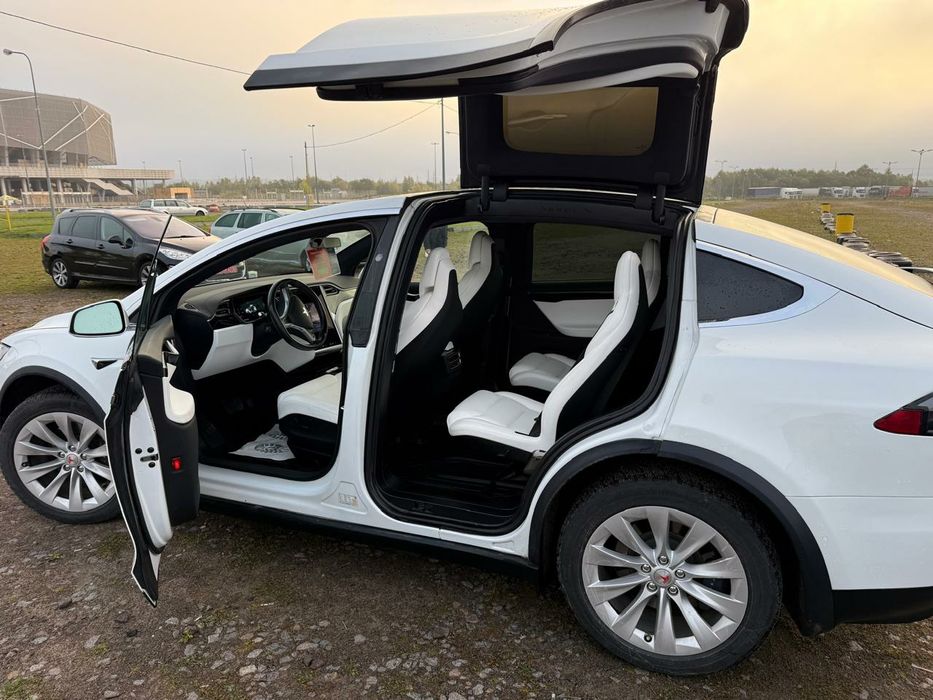 Оренда авто автомобіля електромобіля Тесла Tesla model X електричка