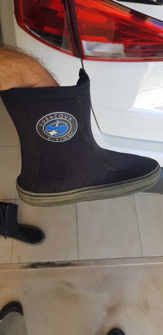 Fato e botas de mergulho