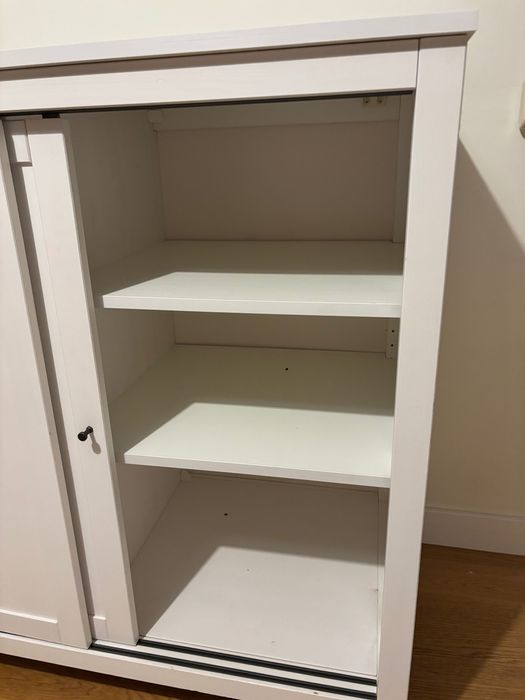 Komoda Ikea z przesuwnymi drzwiami