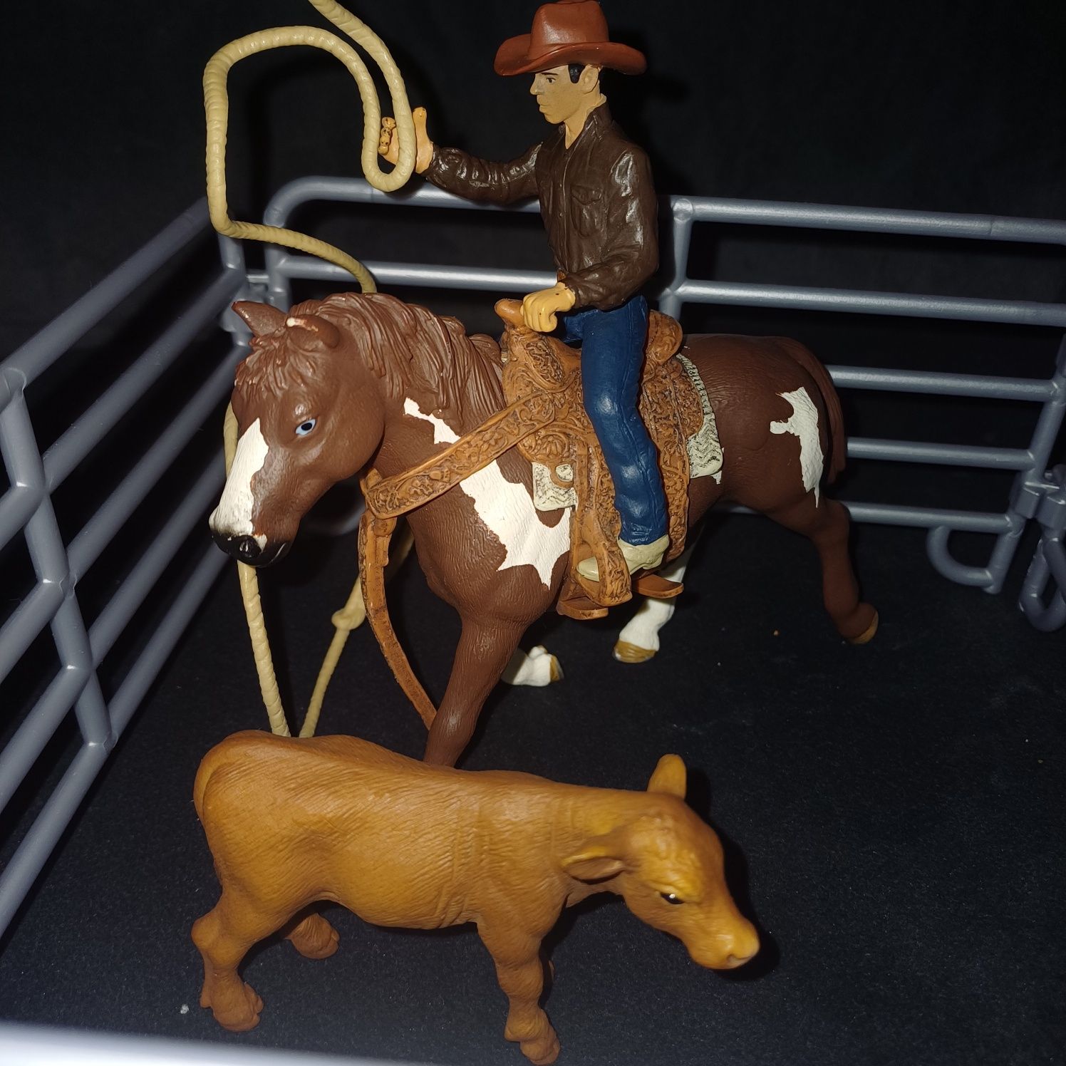Schleich Kowboj łapiący na lasso 41418