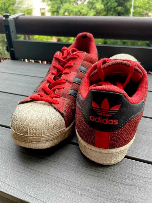 Adidas Superstar w wersji czerwono-czarnej, 43 1/3