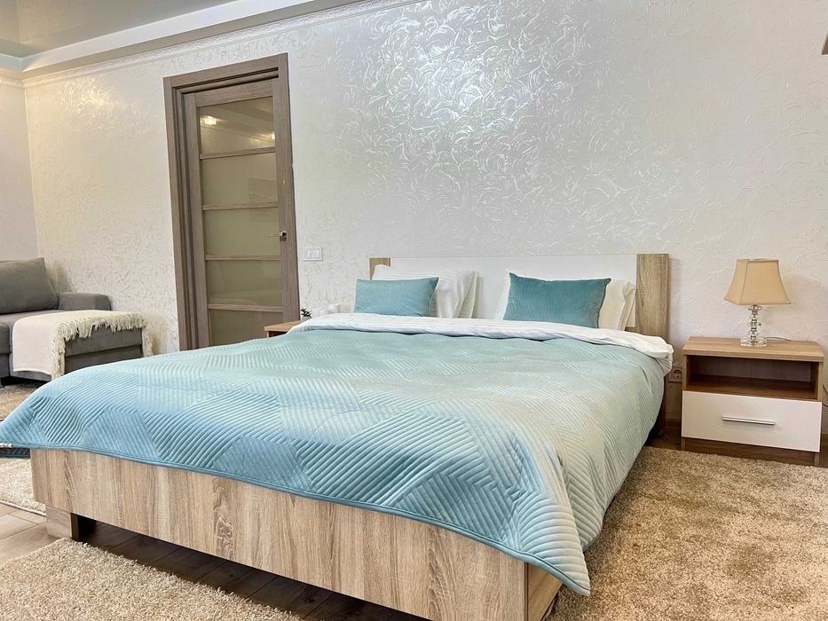 Студія. Дружба. Поруч озеро