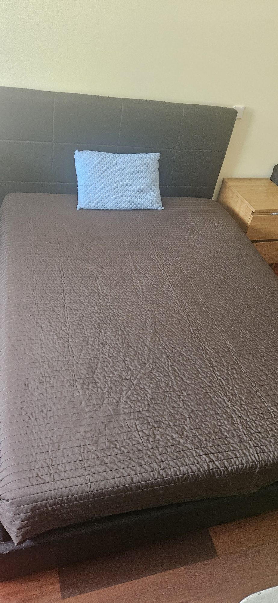 Cama de casal com colchão e estrado