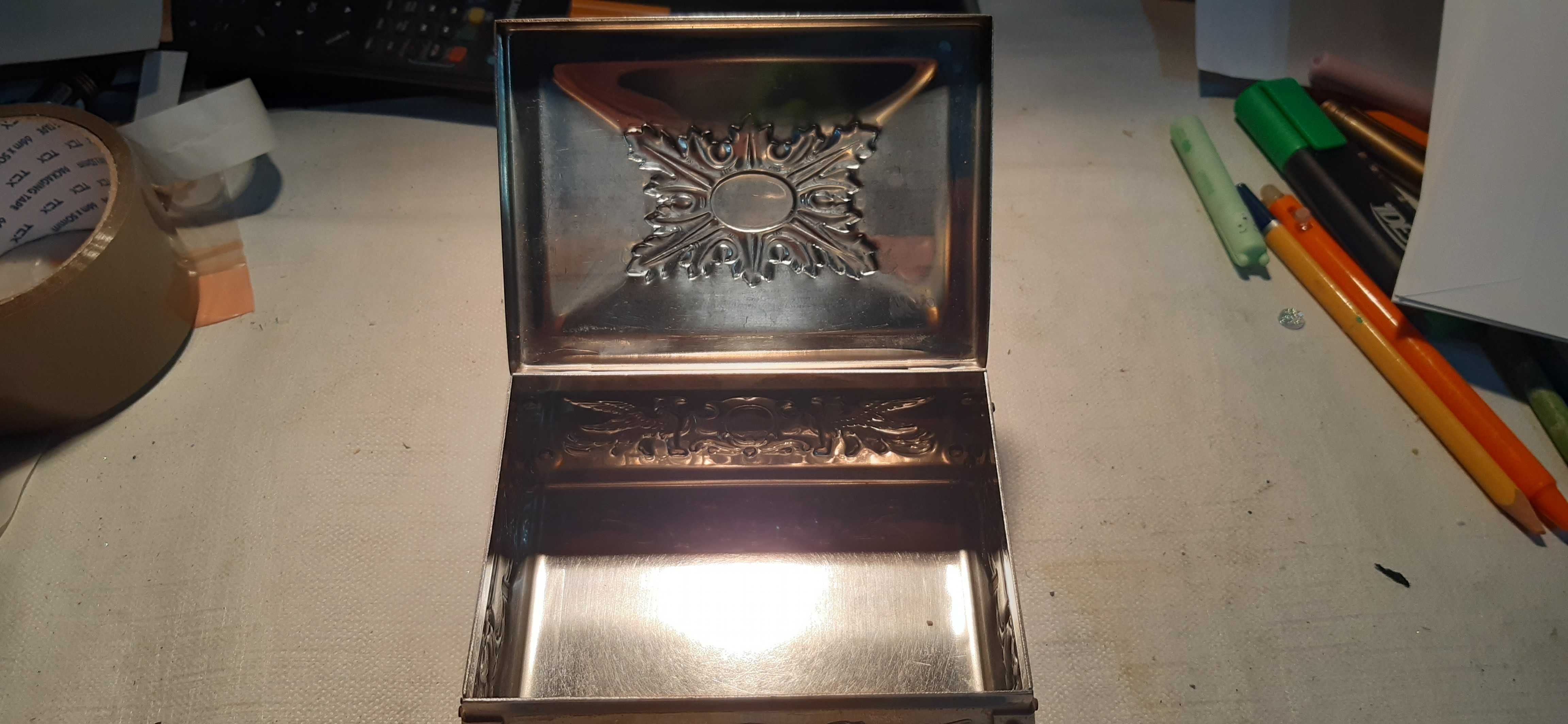 stara metalowa szkatułka ozdobna dla kolekcjonerów prl