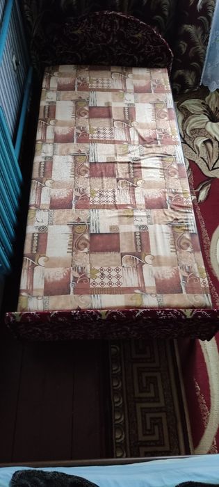 Одномісне ліжко з матрацом