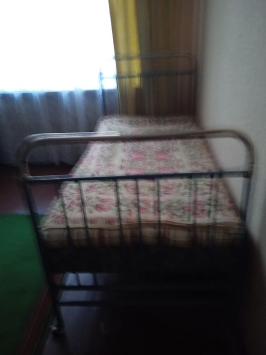 Продам металлическую кровать с двумя матрасами то