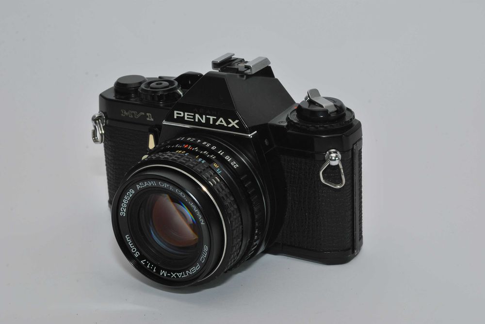 Aparat analogowy Pentax MV1 wraz z obiektywem 50mm 1.7