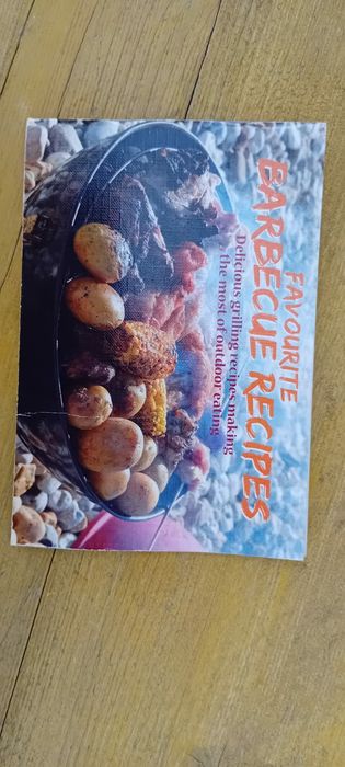 Livro Favourite Barbecue Recipes de J Salmon