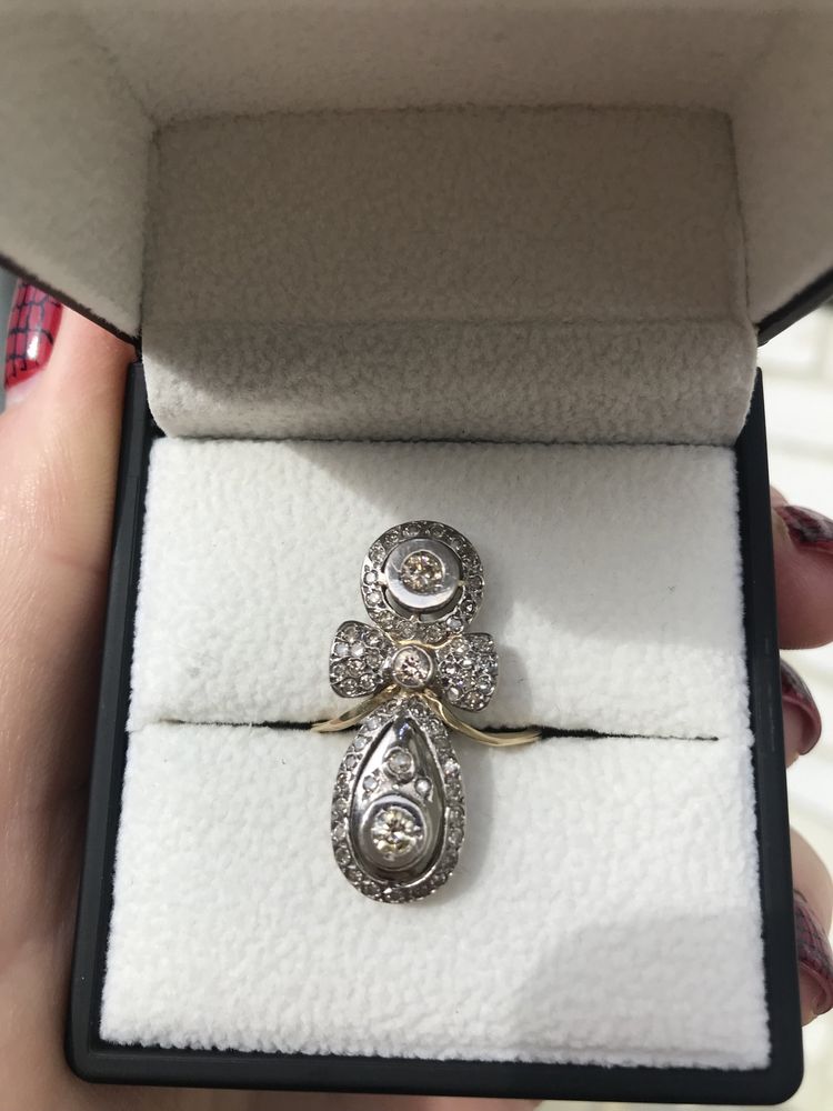 Золотий перстень з діамантами золотое кольцо с бриллиантами