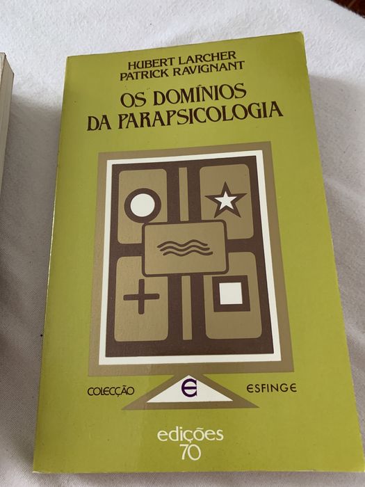 Livros das areas da economia e sociologia, conforme fotos.