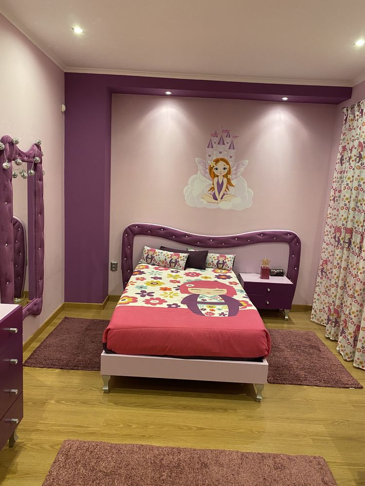 Quarto de menina com decoração e acessórios incluídos