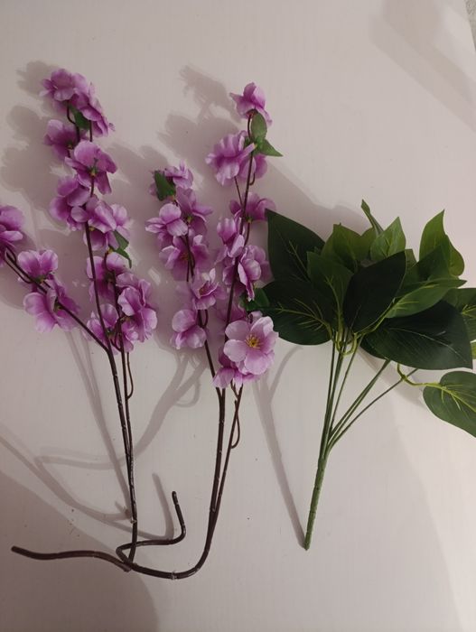 Sztuczne kwiaty i liście