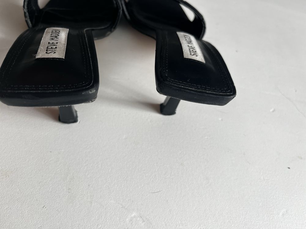 Czarne klapki na małym oncasie Steve Madden 39