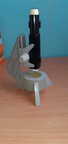 Mikroskop optyczny z czasów PRL-u,edukacyjny