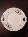 Dois pratos de servir ou decorativos em porcelana francesa D&C.