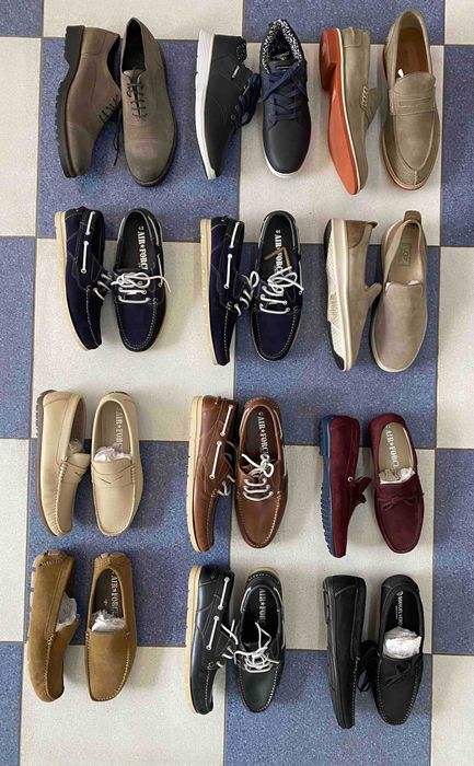 лот чоловічіх туфлей та мокасинів
