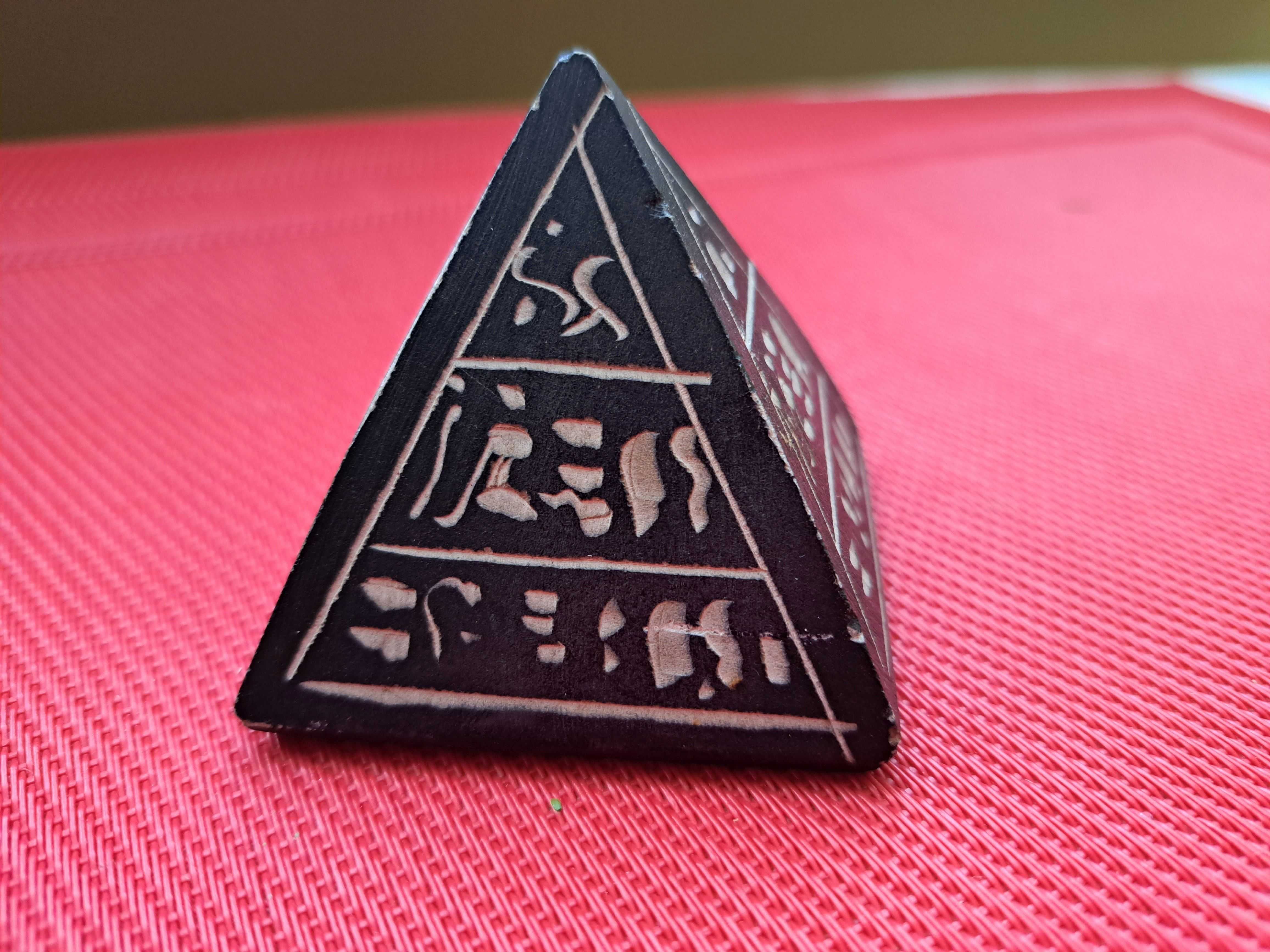 Piramida z Egiptu kamienna z hieroglifami