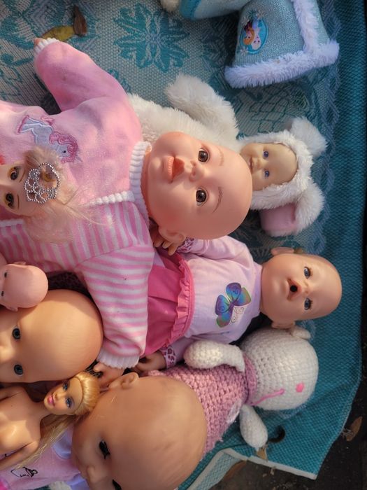 Детские куклы различных брендов и размеров.