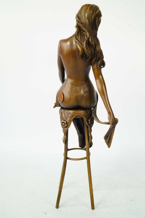 Kobieta siedząca na krześle zmysłowa figura z brązu rzeźba