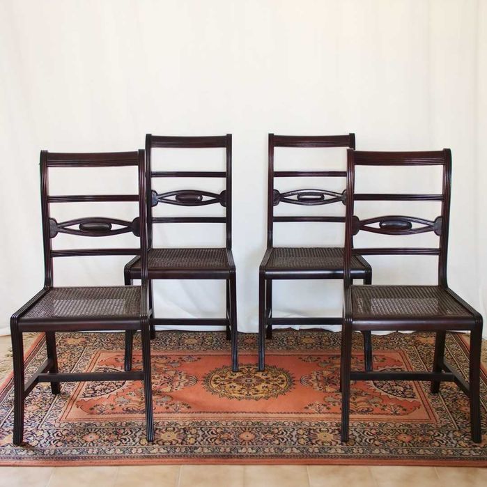 Quatro cadeiras de estilo inglês com assentos em palhinha