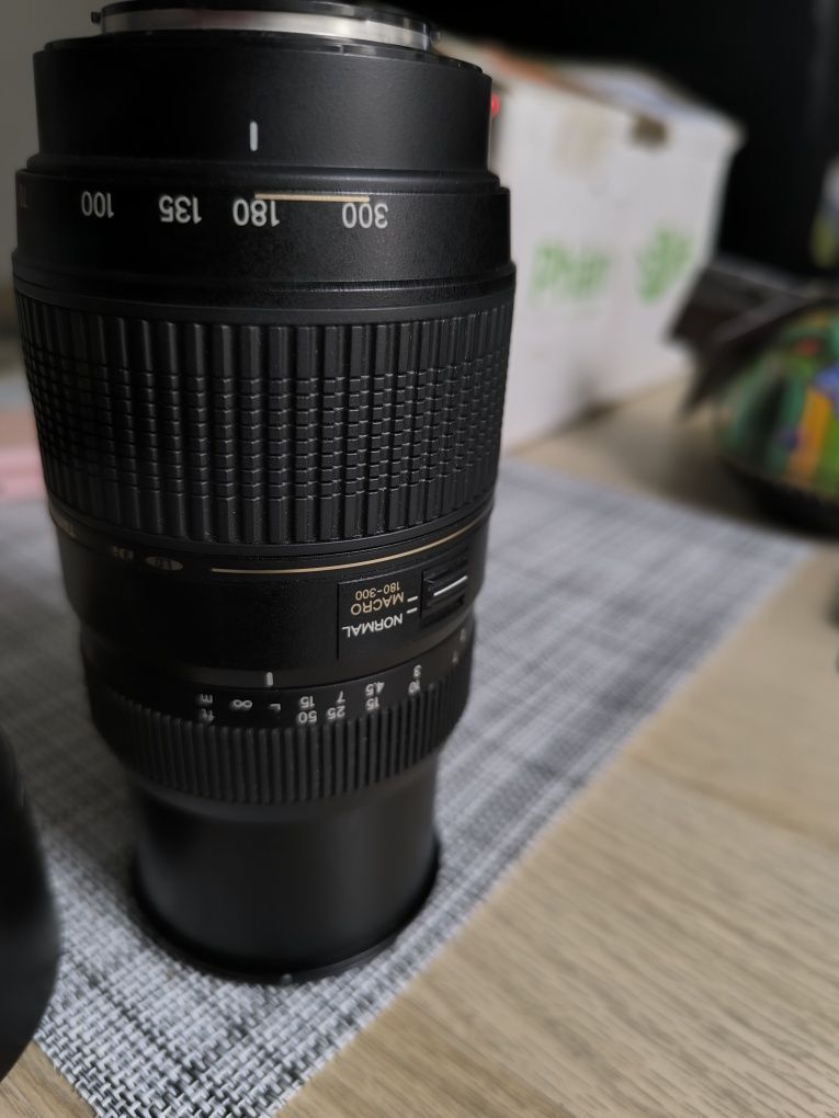 Lente TAMRON AF 70-300mm F/4-5.6 Di LD MACRO 1:2